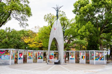 Japonya, Hiroşima 'daki Çocuk Barış Anıtı. Bu heykel, 2. Dünya Savaşı sırasında nükleer bombadan ölen çocukların anısına dikildi..