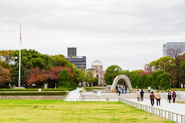 HIROSHIMA, JAPONYA - 20 Kasım 2016: Hiroşima Barış Anıt Bahçesi Atom Bombası Kubbesi yakınında. Dünyada nükleer saldırıya uğrayan ilk şehir olarak Hiroşima 'nın mirasına adanmıştır..