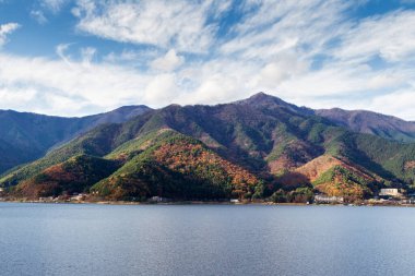 Japonya 'daki Kawaguchiko Gölü' nde sonbahar sezonu ve Fuji Dağı. Beş Göl Bölgesi.