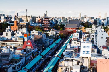 TOKYO, JAPONYA - 27 Kasım 2015: Sensoji Tapınağı ve Nakamise caddesinin yukarıdan görünüşü, Tokyo City, Japonya 27 Kasım 2015.