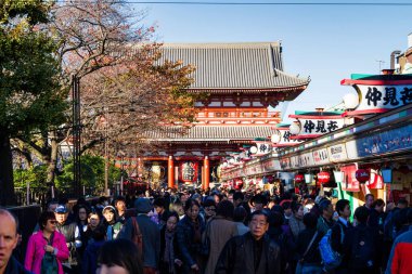 TOKYO - 22 Kasım 2015: Asakusa bölgesindeki Asakusa Senso-ji Tapınağı 'nda 22 Kasım 2015 tarihinde yürüyüş caddesi. Asakusa 'daki Senso-ji Tapınağı en ünlü tapınaktır.