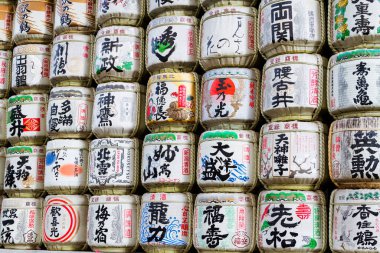 TOKYO, JAPONYAN 23 Kasım 2015 'te Tokyo, Japonya' da rafa kaldırılmış 23 Japon Sake Fıçısı