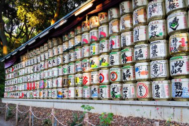TOKYO, JAPONYAN 23 Kasım 2015 'te Tokyo, Japonya' da rafa kaldırılmış 23 Japon Sake Fıçısı