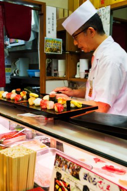TOKYO - 17 Kasım 2015 'te Japon şef Tokyo' da bir restoranda suşi hazırlıyor. Suşi Japon yemeklerinin dünyaca ünlü mücevheridir..