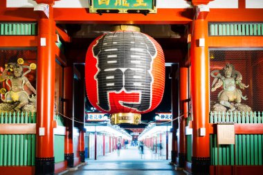 TOKYO - NOV 11: 18 Kasım 2015 tarihinde Tokyo, Japonya 'daki Senso-ji Tapınağında tanımlanamayan turistler. Senso-ji Budist Tapınağı, Asakusa 'nın sembolüdür ve Japonya' nın en ünlü tapınaklarından biridir..