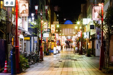 TOKYO - NOVEMBER 22, 2015: Asakusa bölgesinde 22 Kasım 2015 'te Asakusa, Tokyo' daki Senso-ji Tapınağı yakınlarında yürüyen bir alışveriş caddesi.