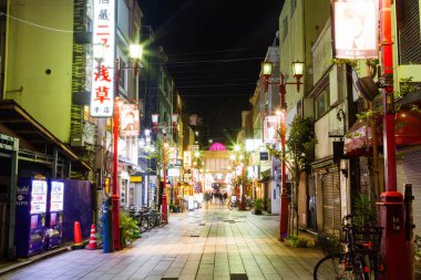 TOKYO - NOVEMBER 22, 2015: Asakusa bölgesinde 22 Kasım 2015 'te Asakusa, Tokyo' daki Senso-ji Tapınağı yakınlarında yürüyen bir alışveriş caddesi.
