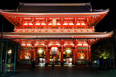TOKYO, JAPONYA - 27 Kasım 2015: Asakusa 'daki Senso-ji Tapınağı Tokyo' daki en ünlü tapınaktır. Asakusa Tapınağı olarak da bilinir, Tokyo 'daki en eski tapınaktır..