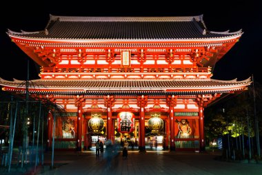 TOKYO, JAPONYA - 27 Kasım 2015: Asakusa 'daki Senso-ji Tapınağı Tokyo' daki en ünlü tapınaktır. Asakusa Tapınağı olarak da bilinir, Tokyo 'daki en eski tapınaktır..