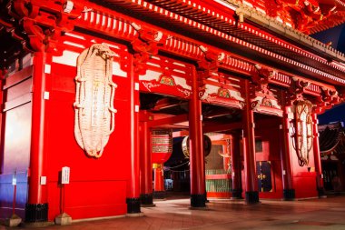 TOKYO - NOV 11: 18 Kasım 2015 tarihinde Tokyo, Japonya 'daki Senso-ji Tapınağında tanımlanamayan turistler. Senso-ji Budist Tapınağı, Asakusa 'nın sembolüdür ve Japonya' nın en ünlü tapınaklarından biridir..