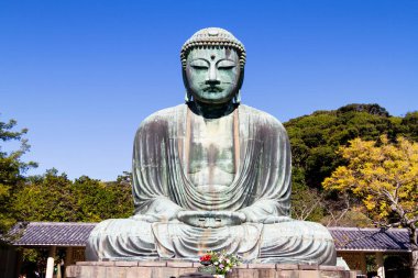 Kamakura Büyük Buda (Kamakura Daibutsu), Kotokuin Tapınağı, Kamakura, Kanagawa, Japonya 'da Amida Buddha' nın bronz bir heykeli.
