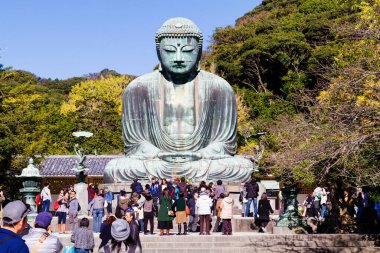 KAMAKURA, JAPONYA - 20 Kasım 2015: Büyük Amida Buda ve Kamakura 'daki turist manzarası. Kamakura Daibutsu, Kanagawa Bölgesi 'ndeki Kotoku-in tapınağının ünlü simgesidir..