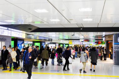 TOKYO - 28 Kasım 2015: Tokyo Shibuya İstasyonu, Japonya 'ya gidip gelenler. Hafta içi 2.4 milyon yolcu ile Japonya 'nın en yoğun 4. tren istasyonu konumundadır..