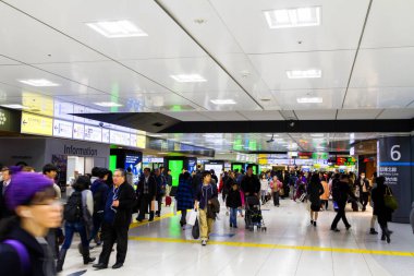 TOKYO - 28 Kasım 2015: Tokyo Shibuya İstasyonu, Japonya 'ya gidip gelenler. Hafta içi 2.4 milyon yolcu ile Japonya 'nın en yoğun 4. tren istasyonu konumundadır..