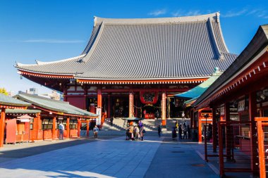 TOKYO, JAPONYA - 27 Kasım 2015: Asakusa 'daki Senso-ji Tapınağı Tokyo' daki en ünlü tapınaktır. Asakusa Tapınağı olarak da bilinir, Tokyo 'daki en eski tapınaktır..