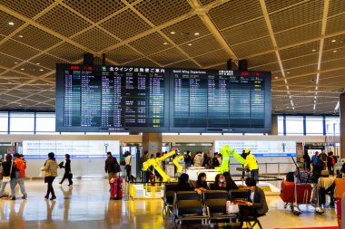TOKYO, JAPONYA - 28 Kasım 2015 'te Tokyo Uluslararası Havalimanı' nda havalimanı kalkış panosu