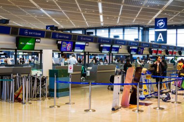 TOKYO, JAPONYAN - 28 Kasım 2015 'te Narita Uluslararası Havaalanı' nın girişine bakın. Narita Tokyo 'nun en büyük havaalanı..