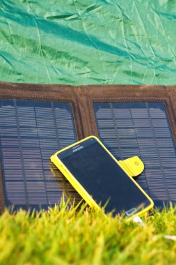 Dağ kampında katlanabilir güneş paneli şarj edilebilir cep telefonu