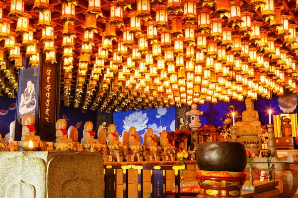 Lantaarns Hangend Boeddhistisch Tempeldak Miyajima Japan — Stockfoto