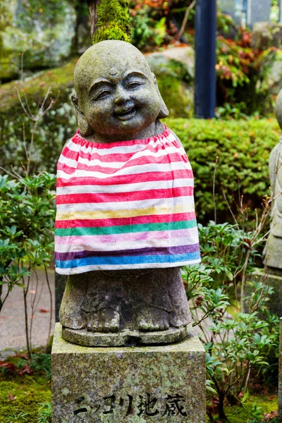 Pequeño Buda Vistiendo Bata Colorida Templo Japonés Isla Miyajima Cerca — Foto de Stock