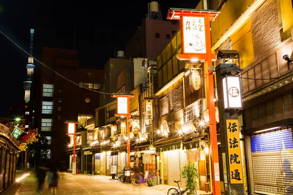 2015年11月22日 浅草エリアの商店街を歩く2015年11月22日 浅草の浅草寺は浅草で最も有名な寺院です — ストック写真