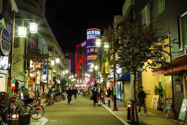 2015年11月22日 浅草エリアの商店街を歩く2015年11月22日 浅草の浅草寺は浅草で最も有名な寺院です — ストック写真
