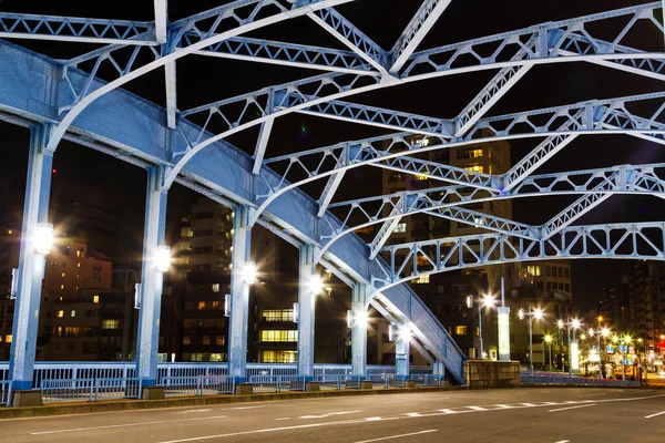 11月17日 2015年11月17日晚上在日本东京看到一座蓝色桥梁 这座桥始建于1926年 全长1 847亿米 5万米 — 图库照片