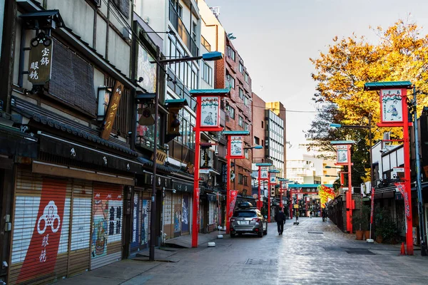 2015年11月22日 浅草エリアの商店街を歩く2015年11月22日 浅草の浅草寺は浅草で最も有名な寺院です — ストック写真