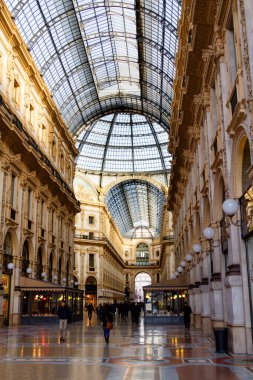 MILAN, ITALY - 18 Ocak 2016 'da İtalya' nın Milano kentinde bulunan Galleria Vittorio Emanuele - şık butikleri ve moda tasarımcılarıyla ünlü alışveriş galerisi