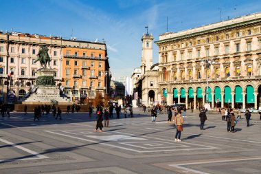 MILAN, ITALY JANUARY 17, 2016: Milano 'daki Piazza del Duomo' da yürüyen turistler. Meydanda ünlü Duomo kilisesi ve 2..
