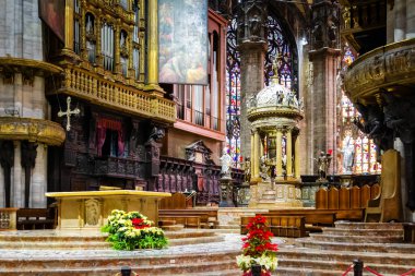 MILAN, İtalya - 18 Ocak 2016: Duomo ya da katedralin ana havuzu en büyük gotik katedrallerden biri.