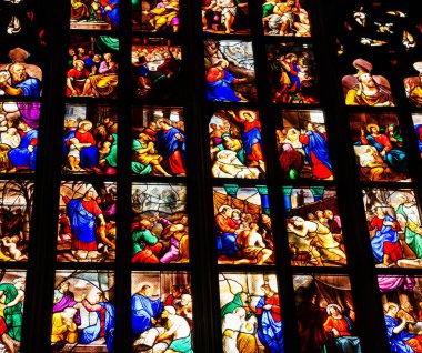 MILAN, İtalya - 18 Ocak 2016: Lekeli Cam Pencereler St. Mary 'ye adanmış Gotik bir katedral olan Duomo di Milano' yu süslüyor ve dünyanın en büyük kiliselerinden biri.