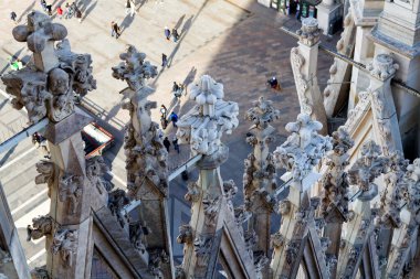 İtalya 'nın Milano kentindeki ünlü Katedral Duomo di Milano' nun çatısındaki beyaz mermer heykeller.