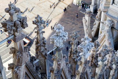 İtalya 'nın Milano kentindeki ünlü Katedral Duomo di Milano' nun çatısındaki beyaz mermer heykeller.