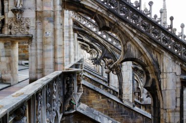 İtalya 'nın Milano kentindeki ünlü Katedral Duomo di Milano' nun çatısındaki beyaz mermer heykeller.