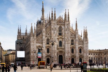 MILAN, ITALY - 17 Ocak 2016: Piazza Duomo, birçok insan şehrin ana sembolü olan Duomo 'nun önündeki meydanı canlandırıyor.