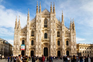MILAN, ITALY - 17 Ocak 2016: Piazza Duomo, birçok insan şehrin ana sembolü olan Duomo 'nun önündeki meydanı canlandırıyor.
