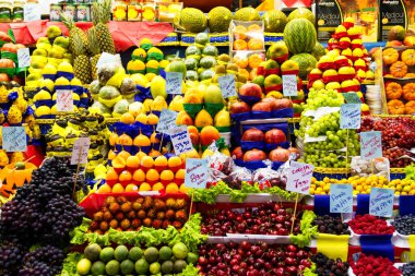 Brezilya 'nın Sao Paulo kentindeki geleneksel Belediye Pazarı' nda (Mercado Belediyesi) renkli taze meyve standı.