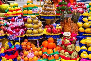 Brezilya 'nın Sao Paulo kentindeki geleneksel Belediye Pazarı' nda (Mercado Belediyesi) renkli taze meyve standı.