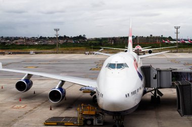 SAO PAULO, BRASIL - 20 Ocak 2016 tarihinde Sao Paulo 'daki Guarulhos Uluslararası Havaalanı' na British Airways uçağı park etti. GRU, Brezilya 'nın Sao Paulo' daki ana uluslararası havaalanıdır.