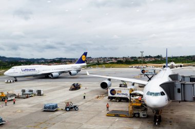 SAO PAULO, BRASIL - 20 Ocak 2016 tarihinde Sao Paulo 'daki Guarulhos Uluslararası Havalimanı' na Lufthansa uçağı park etti. GRU, Brezilya 'nın Sao Paulo' daki ana uluslararası havaalanıdır.