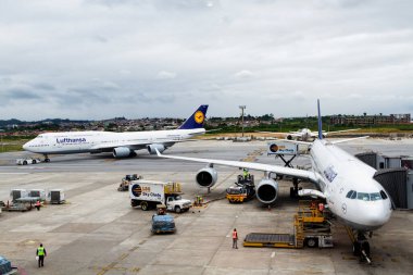 SAO PAULO, BRASIL - 20 Ocak 2016 tarihinde Sao Paulo 'daki Guarulhos Uluslararası Havalimanı' na Lufthansa uçağı park etti. GRU, Brezilya 'nın Sao Paulo' daki ana uluslararası havaalanıdır.