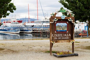 USHUAIA, ARGENTINA - 20 Ocak 2016: Ushuaia dünyanın en güneydeki şehridir. Arjantin 'de Tierra del Fuego' nun güney ucunda, Beagle Channel 'ın kıyısında yer almaktadır.