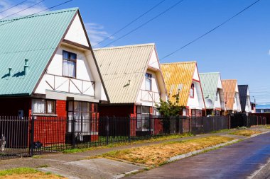 Canlı renkli keresteler, ahşap evler, Punta Arenas, Patagonya, Şili. Sıcak yaz ışıklarıyla aydınlanan.