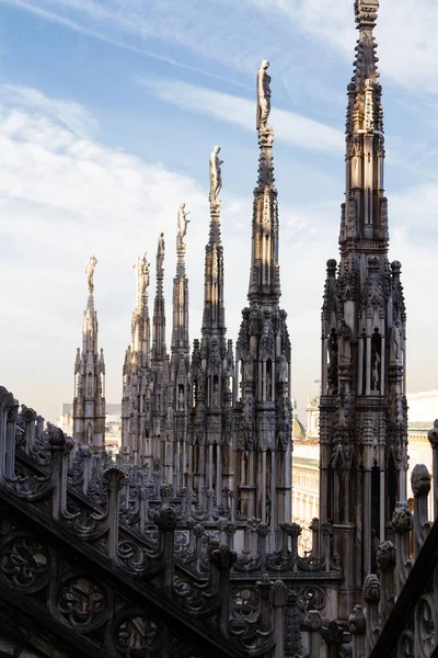 Milano Itálie Června 2016 Bílé Mramorové Sochy Střeše Slavné Katedrály — Stock fotografie