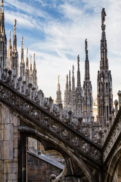 Bílé Mramorové Sochy Střeše Slavné Katedrály Duomo Milano Náměstí Miláně — Stock fotografie