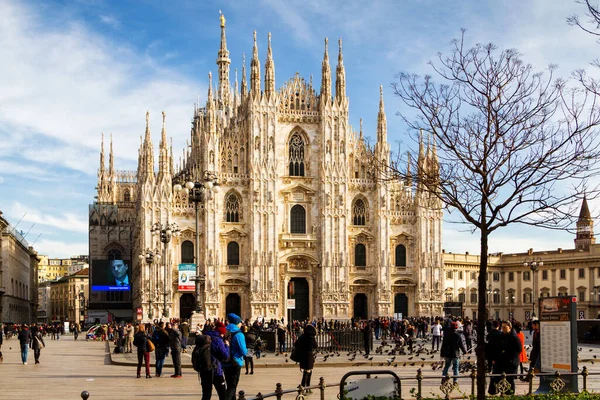 Milão Itália Janeiro 2016 Piazza Duomo Uma Multidão Pessoas Animar — Fotografia de Stock