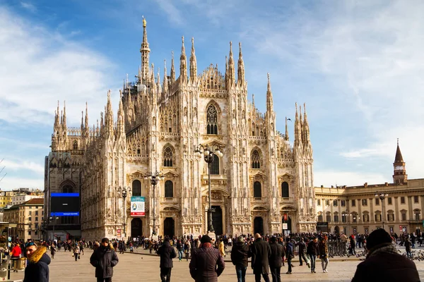 Milan Itálie Června 2016 Piazza Duomo Velké Množství Lidí Oživuje — Stock fotografie