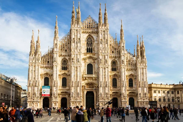 Milão Itália Janeiro 2016 Piazza Duomo Uma Multidão Pessoas Animar — Fotografia de Stock