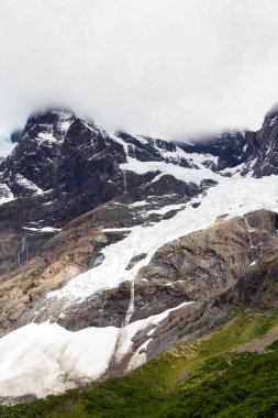 Manzaranın destansı güzelliği. Güney Şili 'deki Torres del Paine Ulusal Parkı. Lago Nordernskjold ve arkada dağlar. Valle de Frances ve Buzul Frances görünümü.